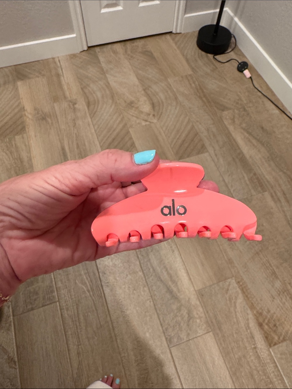 ALO Yoga 90s Claw Clip-Neon Bubblegum - Picture 7 of 7